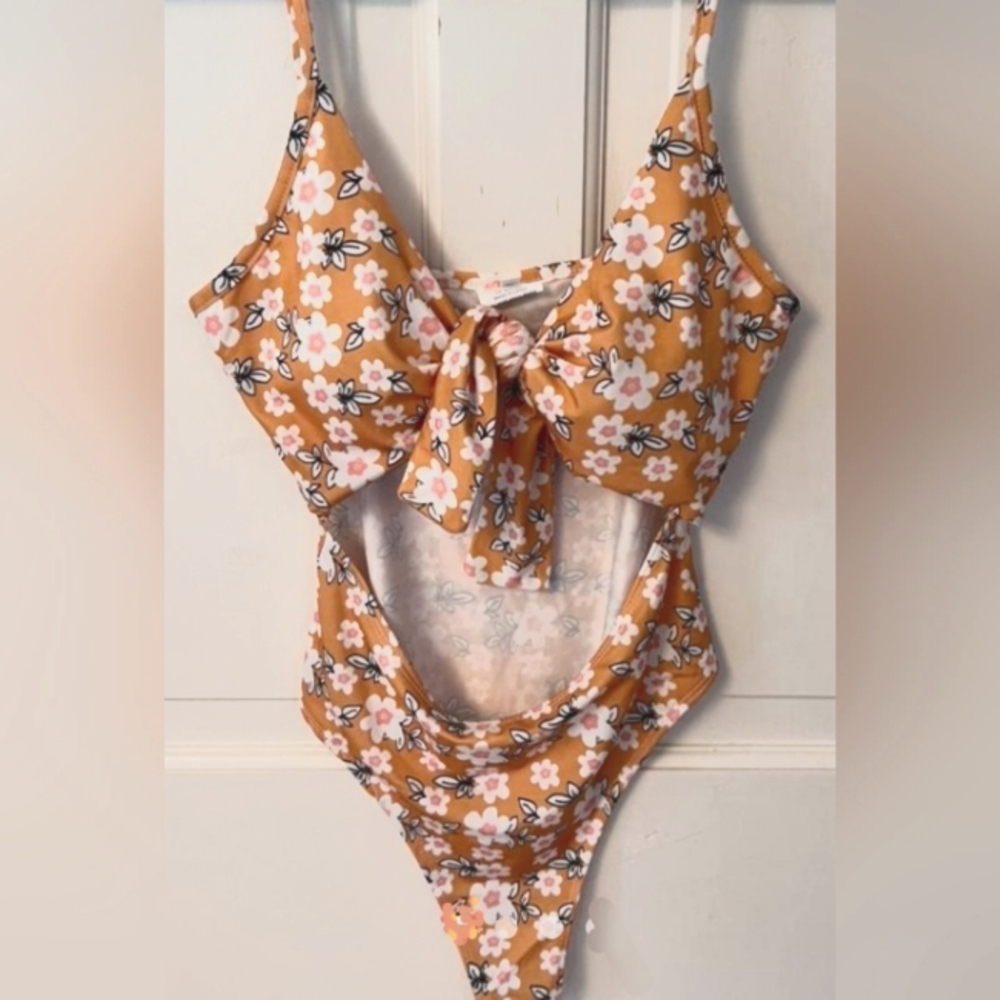 Zaful Daisy Print Knot Cutout One-Piece Swimsuit Size M